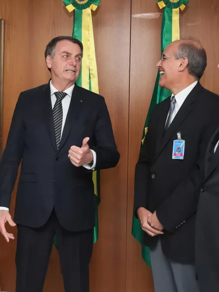 04out2019-presidente-do-cfm-mauro-ribeiro-a-direita-da-risada-junto-ao-presidente-jair-bolsonaro-em-audiencia-1623104624368_v2_450x600.jpg.webp