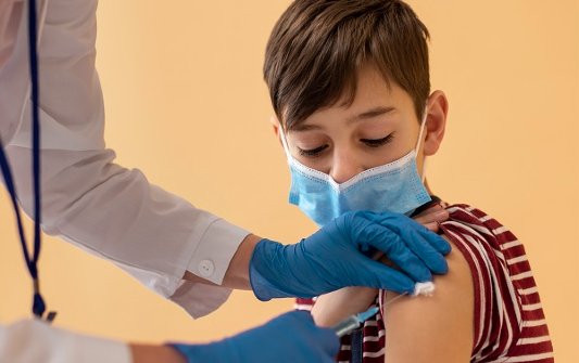 crianca-vacina-foto-everton-lima-fiocruz.jpg