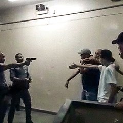policiais-apontam-arma-para-estudantes-dentro-de-escola.jpg