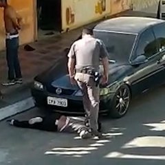 policial-pisa-em-pescoco-de-mulher-durante-abordagem-em-parelheiros-zona-sul-de-sao-paulo-1594636906634_v2_450x337.jpg