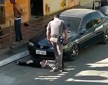 policial-pisa-em-pescoco-de-mulher-durante-abordagem-em-parelheiros-zona-sul-de-sao-paulo-1594636906634_v2_450x337.jpg